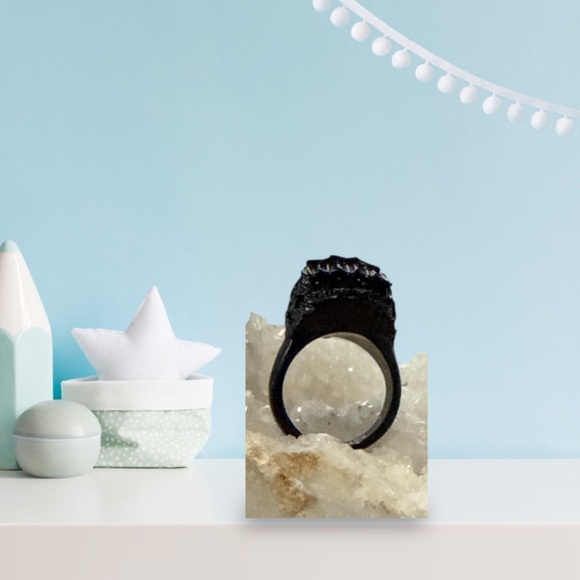 NWOT Kurt Geiger Pavé Eagle's Head Crystal Cocktail Ring - Picture 7 of 13